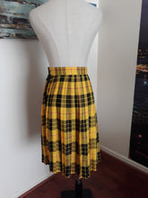 Load image into Gallery viewer, Deadstock Vintage Pleated Plaid Skirt (H89)
