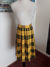 Load image into Gallery viewer, Deadstock Vintage Pleated Plaid Skirt (H89)
