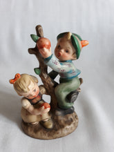 Load image into Gallery viewer, Vintage &#39;Appletree Romance&#39; Figurine (HW 316)
