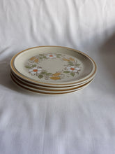 Load image into Gallery viewer, Vintage &#39;Prairie Flowers&#39; Dinner Plates (HW 302)

